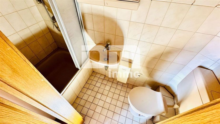Gepflegtes Ein- bis Zweifamilienhaus mit Ladeneinheit in Dassel-Hilwartshausen – 1.OG Bad / Dusche