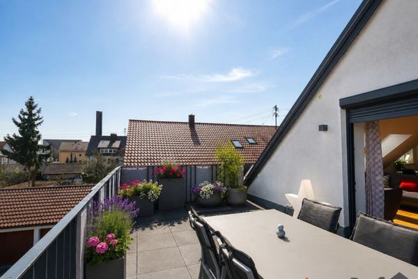 Exklusive Penthouse-Wohnung mit Dachterrasse, Balkon und Garage in toller Lage. Sofort frei!