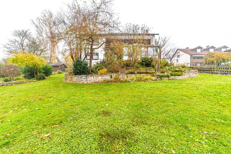 Zweifamilienhaus in Massivbau mit großem Garten in ruhiger Lage – Foto 2