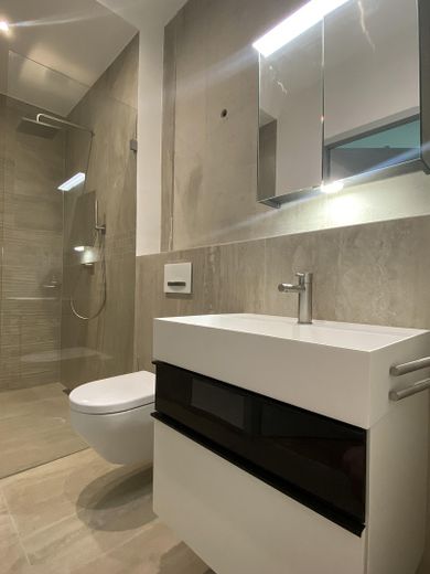 Exklusives Wohnen im Lehel – Neuwertige Wohnung mit Lift & Klimatisierung & Garten – Foto 8