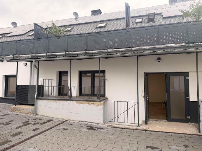 Moderne Gewerbefläche – Perfekt für Tagespflege, Arztpraxis, Kanzlei oder Therapiezentrum – Hinterausgang mit Terrasse