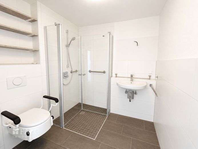 Barrierefrei wohnen mit Sicherheit - Moderne 2 Zimmerwohnung mit Aufzug, Balkon und Pflegeangebot – barrierefreies Badezimmer