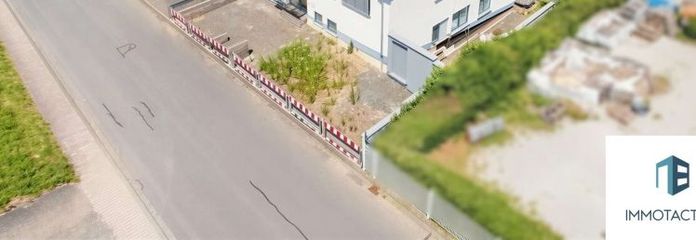 Edificio commerciale con 2 capannoni, uffici e area esterna recintata con versatili potenzialità d'uso