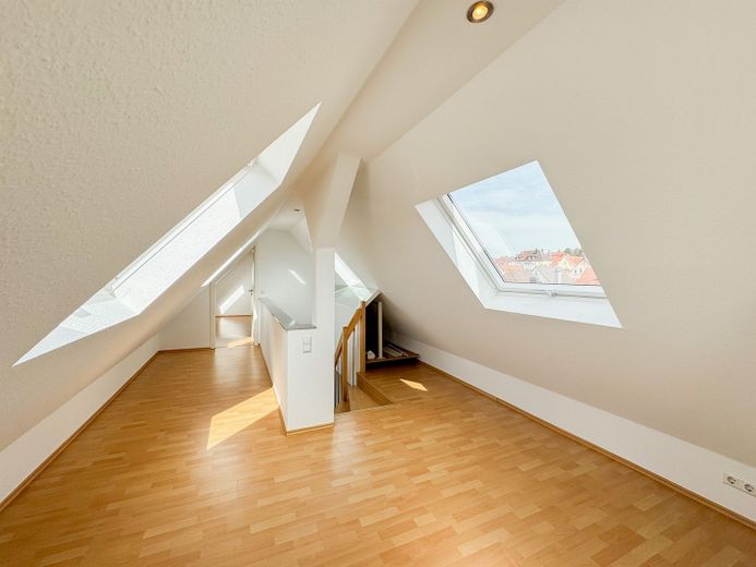 Helle und großzügige 3,5-Zimmer Maisonettewohnung mit EBK und Balkon! – Ebene 2 - Galerie 2