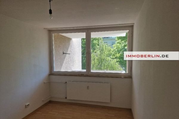 IMMOBERLIN.DE - Attraktive Wohnung mit Loggia & Pkw-Stellplatz in Lankwitz