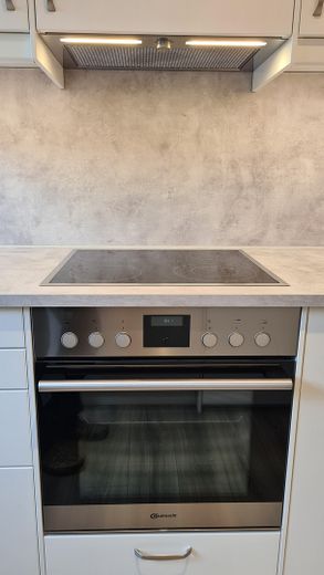 Luxuriöse 3-Zimmer Wohnung in Hoffnungsthal, edle Einbauküche mit Vollausstattung – Backofen Pyrolyse Bauknecht