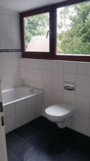 3 Zimmer lichtdurchflutete DG-Wohnung Inmitten von München-Waldtrudering – Bad