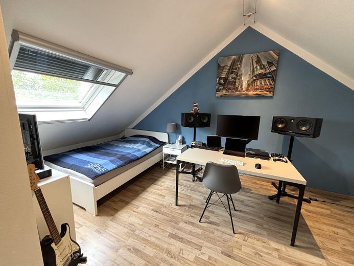 Top renoviertes Reihenmittelhaus mit Garten in Erftstadt - sofort einziehen und wohlfühlen! – Studio / Zimmer Dachgeschoss