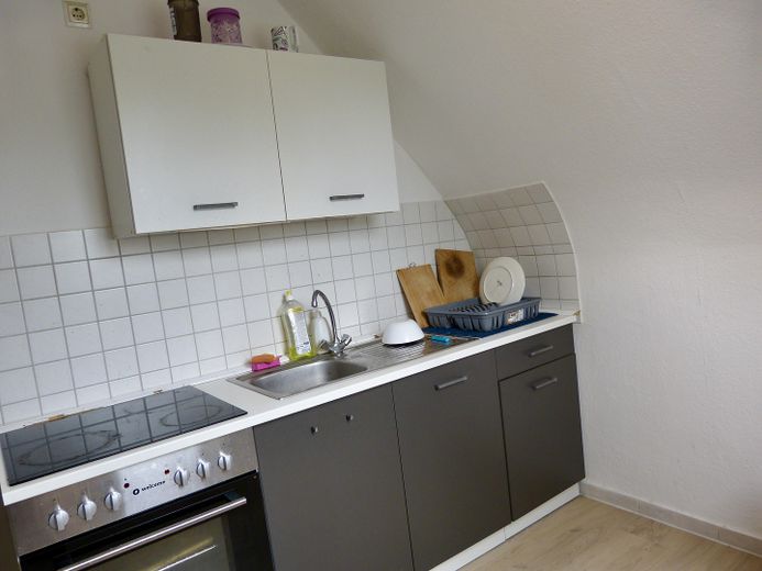 Helle Dachgeschosswohnung mit Einbauküche – perfekt für Paare, Singles oder WG – Küche
