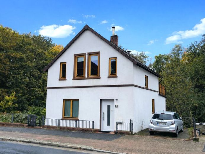 Wohnen mit viel Platz auf einem großen Grundstück mit Hanglage, Dachterrasse und großzügigem Garten – Foto 1