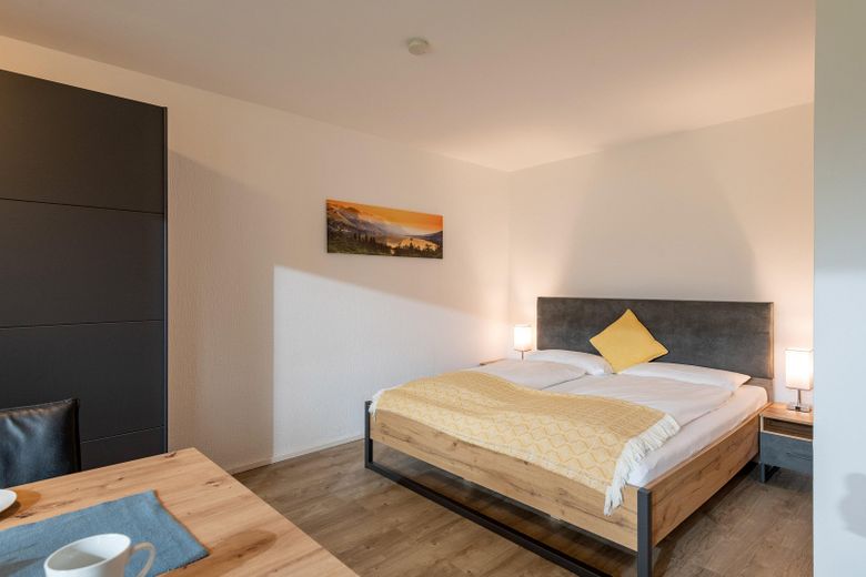 1,5 Zimmer Wohnung mit schöner privater Terrasse, Schwimmbad und Sauna – Schlafzimmer 2 