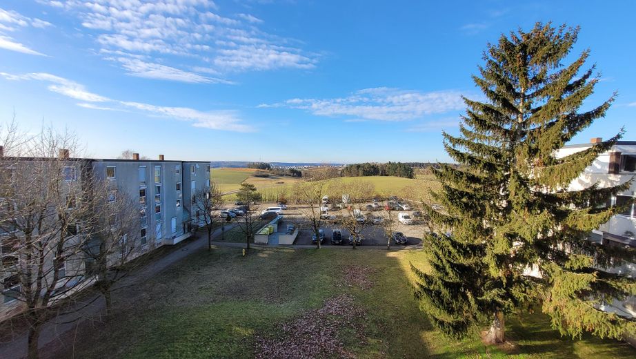 Renovierte 3 Zimmer Wohnung mit Einbauküche – Aussicht von Wohnzimmer