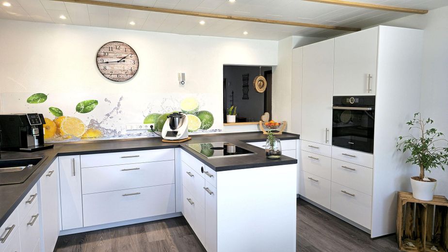 Zmodernizowany dom dwurodzinny z działką o powierzchni 1.219 m² · Klasa energetyczna A – EG Küche Kochen