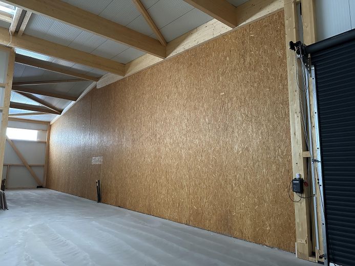 Trennwand zur Nachbarhalle