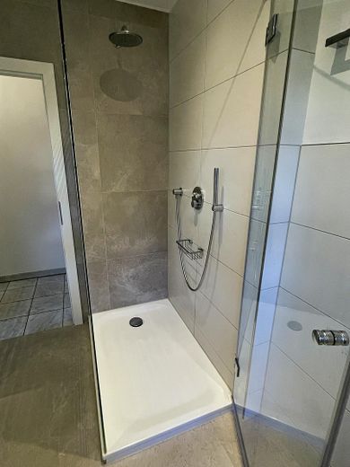 Bad mit großer Dusche