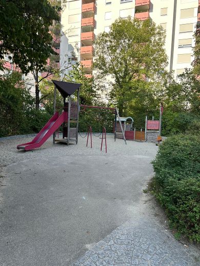 Appartamento soleggiato di 2,5 locali a Germering + box auto sotterraneo – Spielplatz in der Wohnanlage