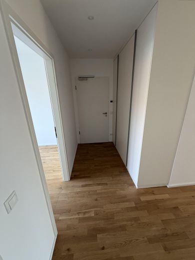 Lichtenberg'de geniş manzaralı modern yaşam: 4 oda, yerden ısıtmalı yeni bina – Flur und Eingangstür