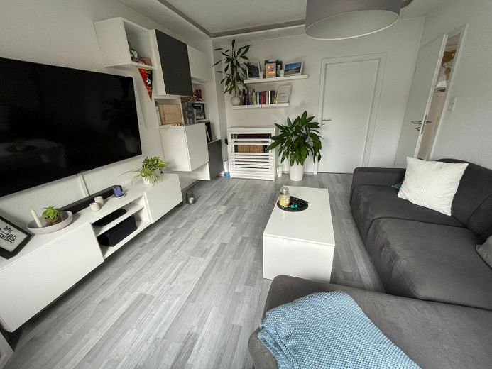 Attraktive 3-Zimmer Wohnung mit Balkon in zentraler Lage – Wohnzimmer 2