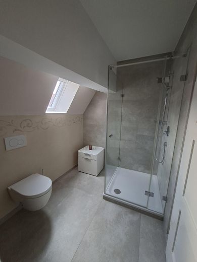 Appartement ancien en duplex élégant et exclusif dans la vieille ville, avec ascenseur et balcon – Badezimmer 2. wohnebene