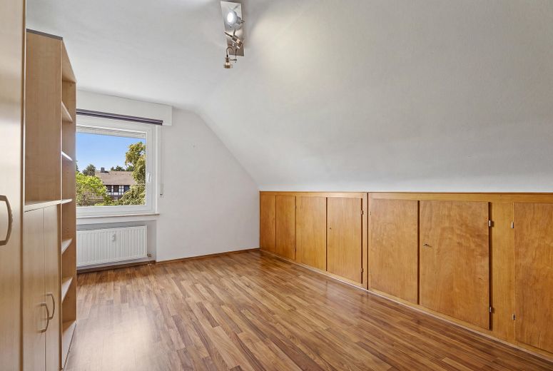 Wohnen auf ca 1600m² - Einfamilienhaus mit zusätzlichem Baupotential – Zimmer Obergeschoss 
