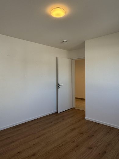 Sonnige 4-Zimmer Wohnung // Garten, EBK und hohen Decken // Neubau in Langenbach – Schlafraum/Wohnraum 2