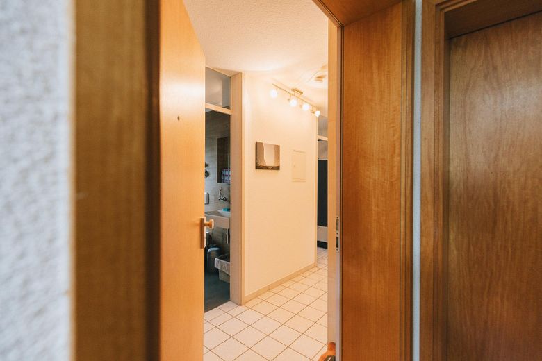 Steuerlich attraktive Kapitalanlage in Stammheim-Süd mit zuverlässigem Mieter (provisionsfrei) – Blick in die Wohnung