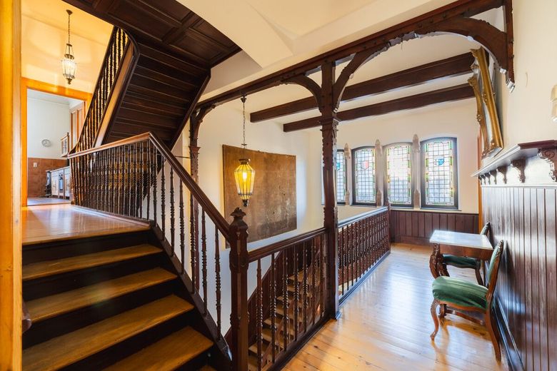 Historische Villa mit Rheinblick, Nebenhaus und Parkanlage in Erpel! – Historische Podesttreppe mit originalen Holzdetails