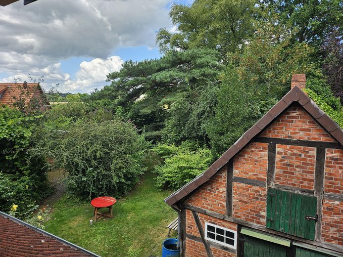Bauernhaus mit bezauberndem Garten – Blick Dachfenster Zimmer 1 