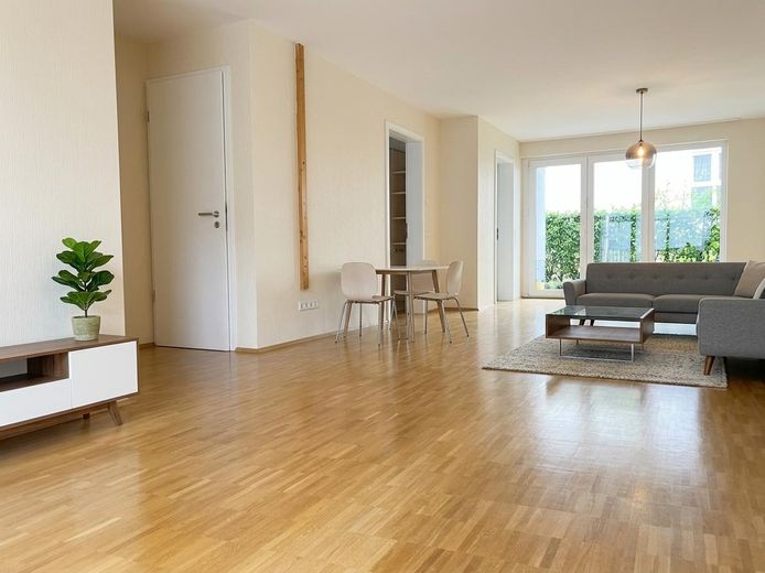 Vivienda acogedora en la ladera: luminosa, tranquila, accesible, con jardín y balcón – Wohnraum möbliert -> Osten
