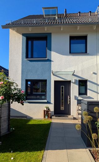 Neuwertige Doppelhaushälfte in Ebersbach/Fils – Außenansicht mit Vorgarten