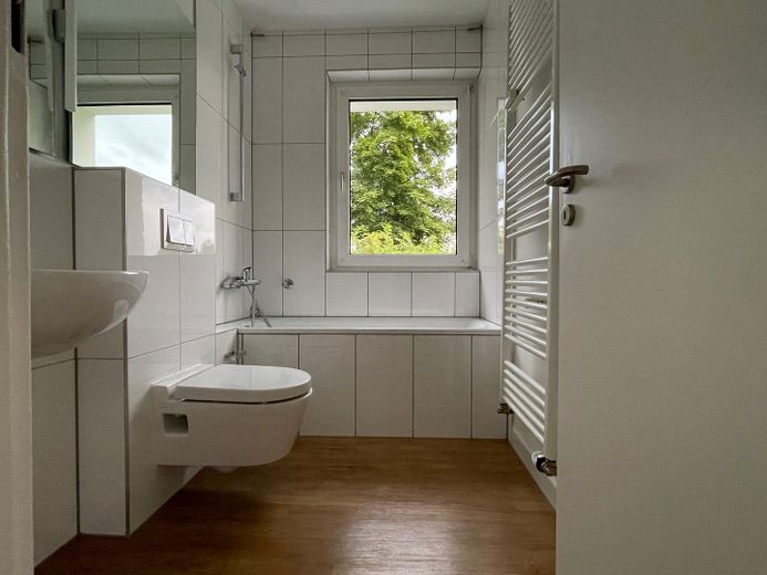 Sanierte 60qm Wohnung mit großen Balkon  in Essen Bergerhausen an Einzelperson mittleren Alters – Badezimmer