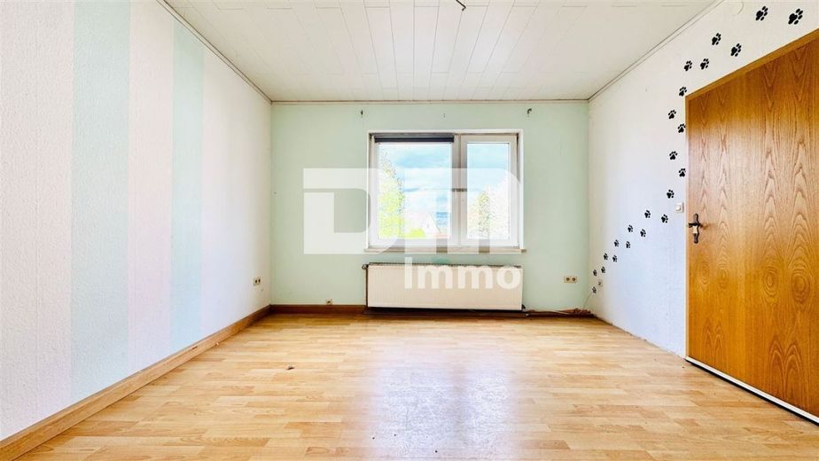 Einzigartiges Immobilien-Ensemble: Zwei Wohnhäuser MFH + EFH mit Halle auf ca. 5.300 m² Grundstück – Haus 2 EG Wohnzimmer
