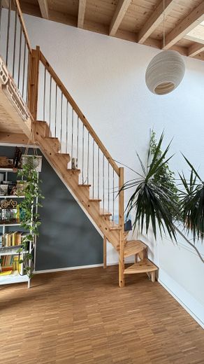Maison de caractère personnalisée : maison jumelée claire et haut de gamme à Bittenfeld, KfW 55 – Treppe Galerie