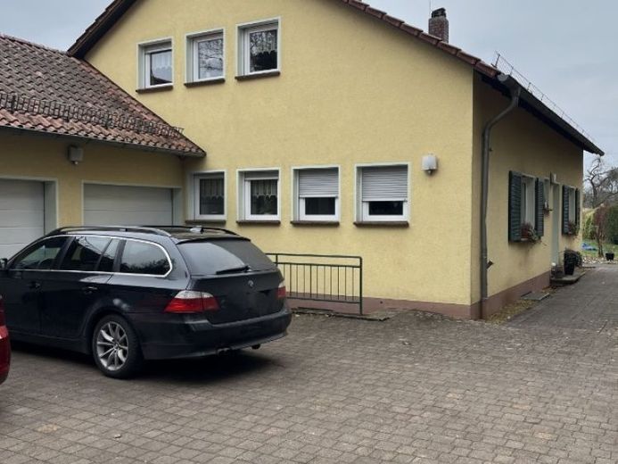 Einfamilienhaus mit 3 Garagen und Nebengebäuden, sowie großem Garten zu verkaufen. – Foto 1
