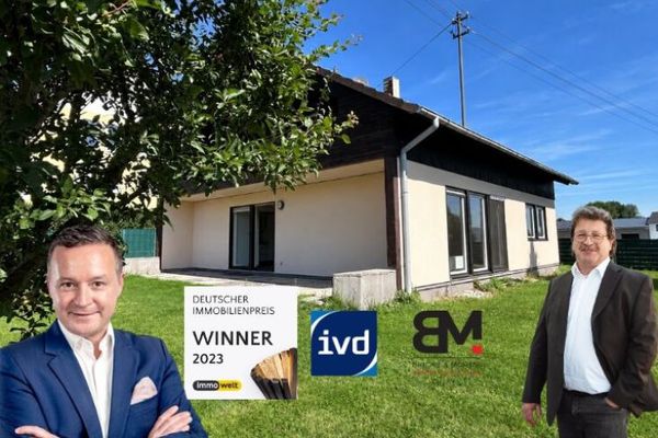 Versatile casa unifamiliare/bifamiliare con giardino, balcone e due garage