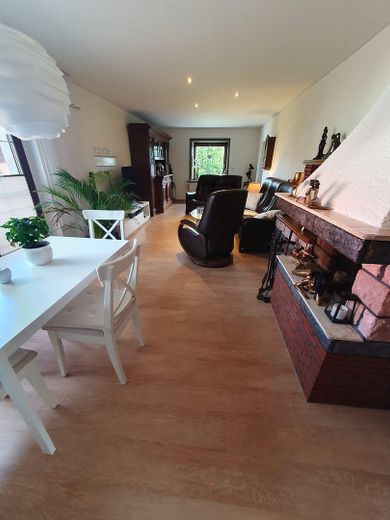 Von Grund auf sanierte Doppelhaushälfte mit herrlichem Atelier und schön angelegtem Garten – Wohnzimmer