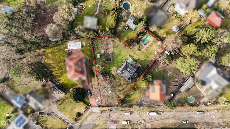 Charmantes Einfamilienhaus mit Baulandreserve – Draufsicht