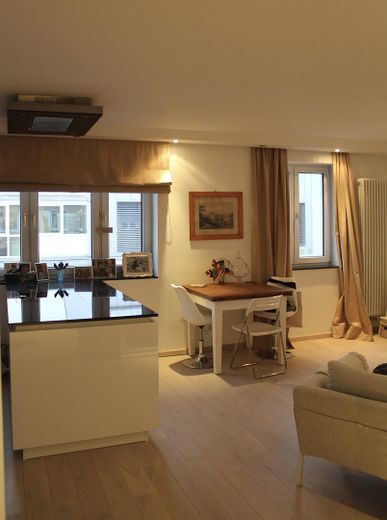 Wohnzimmer mit offener Einbauk
