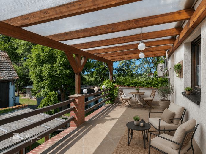 Provisionsfrei. Großzügiges Einfamilienhaus mit PV-Anlage und idyllischem Grundstück! – Balkon - Einrichtung digital