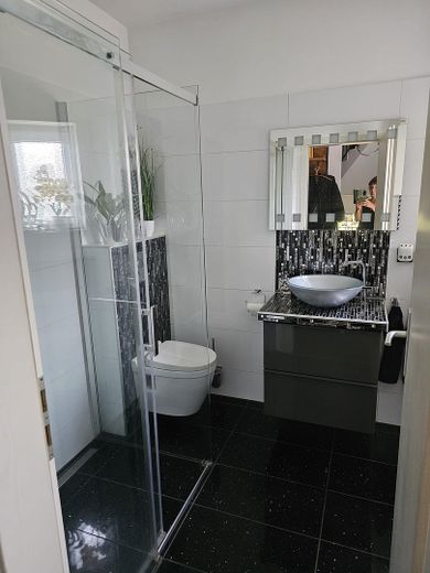 Oberkrämer - interessantes, saniertes & gepflegtes RMH mit Luxusausstattung – Gäste WC mit Dusche