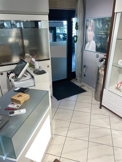 Attractive commercial property in a prime location – Innenansicht 3