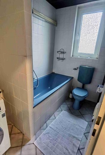 Charmantes ruhiges Appartement in bester Lage voll ausgestattet – Badezimmer 1