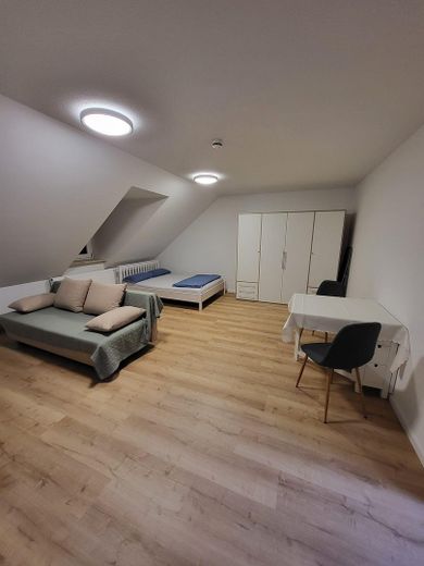 Frisch sanierte, möblierte, geräumige 1-Zimmer Wohnung in Neumarkt i.d.OPf. – Wohnzimmer