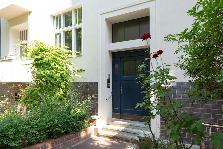 Provisionsfrei: Am Cosimaplatz in Friedenau, 2.5 Zimmer Altbau mit Balkon im 3.OG, Fernwärme – Der Hauseingang