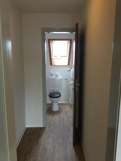 SENZA PROVVIGIONE: appartamento mansardato di 3 locali, loggia, garage, investimento di capitale / uso proprio – Separates WC mit Tageslicht