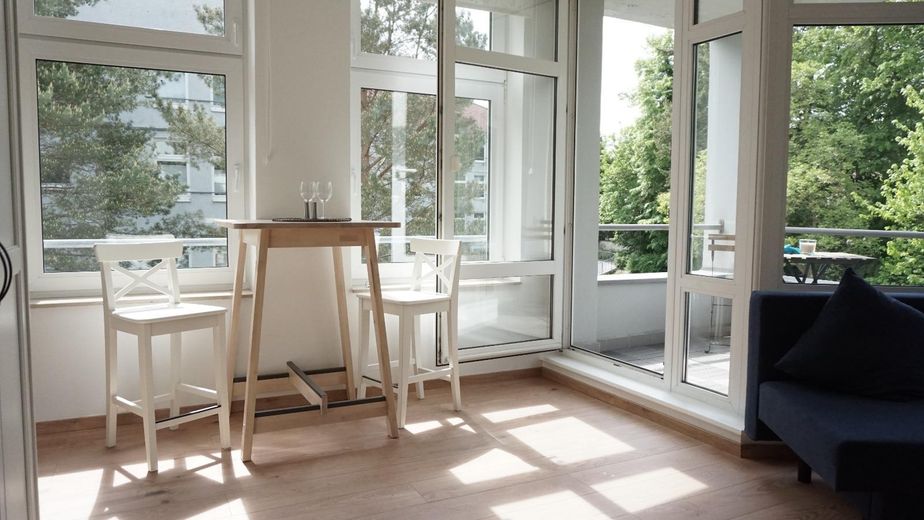 Ruhig, hell, möbliert - Apartment mit Balkon und Top-Anbindung zwischen Adlershof und Flughafen BER – Wohnzimmer