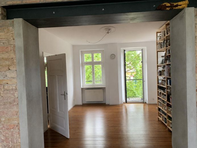 Encantador piso antiguo de 3 habitaciones – Durchgang Wohnzimmer