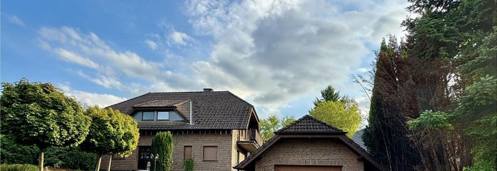 Front Hausansicht mit Garage