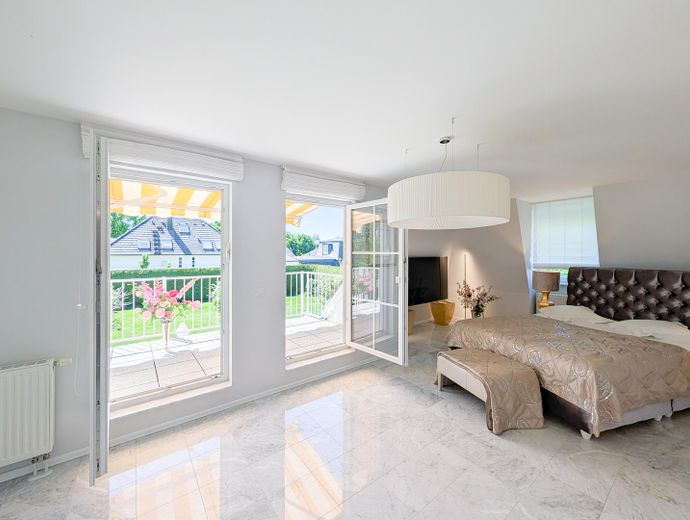 Luxuriöse Marmorvilla am Leading Golf Club Seddiner See - Landhausvilla vor den Toren Berlins – Terrasse Masterschlafzimmer