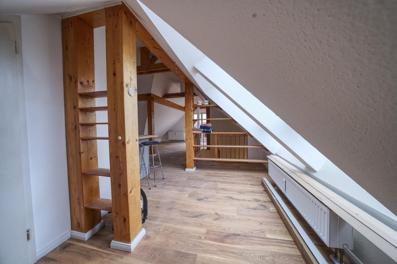 Lutherstraße: 2-Zimmer-Maisonette, fugenloses Bad, tolle Aussicht, Nobilia EBK – Leseecke